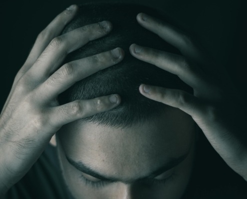 Overthinking man b:w ik kan niet ontspannen door onrust in mijn hoofd